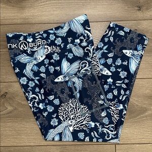 INKnBURN Capri Performance Leggings Blue White Print Size 4